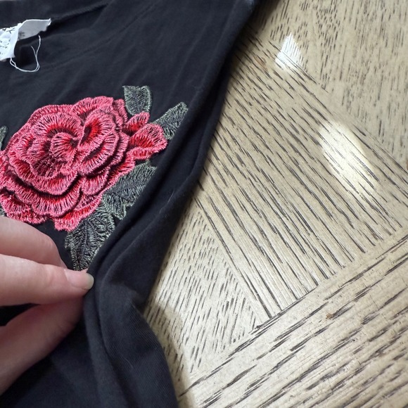 Sadie & Sage Women's Medium Black Rose‎ Embroidered Sleeveless Tank Top - Picture 8 of 9